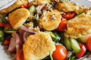 Салат с жареным сыром халлуми