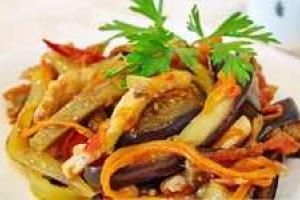 Теплый овощной салат из курицы и баклажан