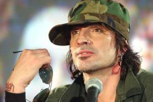 Бывший муж Памелы Андерсон женится на 30-летней певице