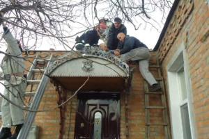 Спасатели сняли с крыши мужчину, который потерял сознание во время проведения ремонтных работ
