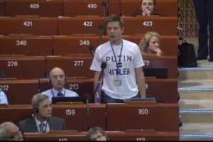Видео: Украинский делегат пришел на Совет Европы в футболке с надписью "PUTIN = HITLER"
