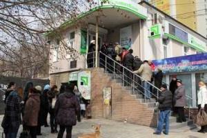 В Симферополе штурмуют банкоматы, банкиры уверяют - проблем нет 