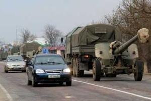 Российские военные перегоняют военную технику к Джанкою 