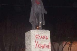 В Сибири на памятнике Ленину написали "Слава Украине!"