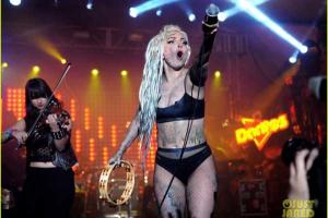 Во время выступления Lady GaGa танцовщицу стошнило прямо на певицу