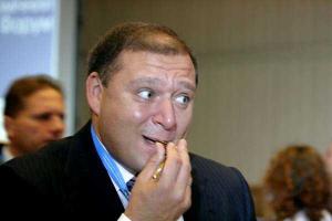 Добкин по прилету в Харьков скрылся, оставив на погранконтроле свой паспорт