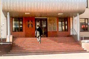 Луганщина: С Лисичанской мэрии упали вывески