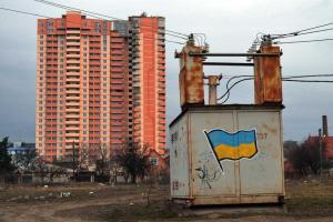 В Луганске на домах и заборах рисуют сине-желтые флаги