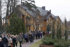 Турчинов распорядился продать президентские дачи и автомобили