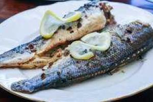 Сибас, запеченный с чесноком и укропом
