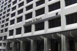 S&P ухудшило до "негативного" прогноз "Газпрома", "Роснефти", "ЛУКОЙЛа"