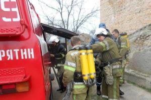 Во время ликвидации пожара в многоэтажке, пожарные спасли 14 человек, из них 1 ребенок