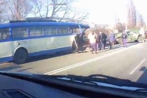 В Крыму российский "Тигр" врезался в троллейбус: есть пострадавшие