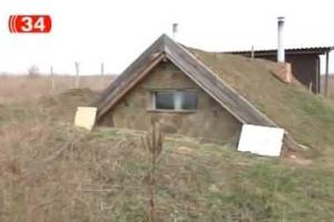 Житель Днепропетровска перебрался из квартиры в землянку 