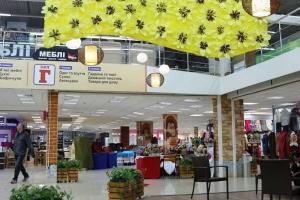 В ЦТ «Дарынок» разместили подвесную инсталляцию, посвященную Украине 