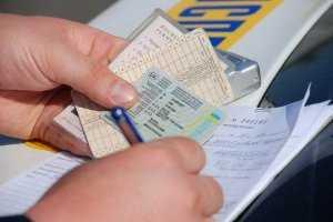 Введены новые образцы бланков свидетельств о регистрации и удостоверений водителя