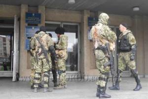 В Славянск на грузовиках привезли "зеленых человечков" из Крыма