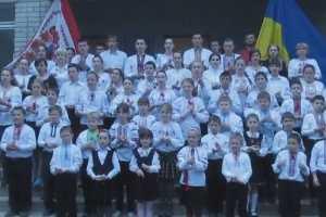 Глухие дети г. Черкассы жестами исполняют Государственный гимн Украины 