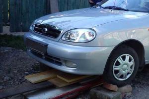 Спасатели освободили женщину, которую зажало автомобилем