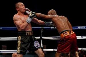 Шуменов проиграл Хопкинсу бой за титулы IBF и WBA
