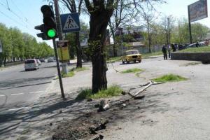 Не управляемый автомобиль "снес" дорожный знак и травмировал пешехода