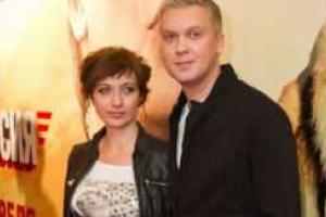 Светлаков вывел супругу в свет