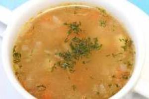 Суп мясной с луком и чесноком