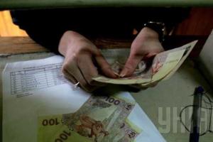 Кабмин увеличил оклады бюджетников