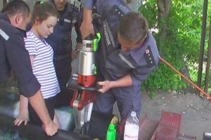 В Луганске спасатели освободили ребенка, нога которого застряла в коммуникациях системы отопления