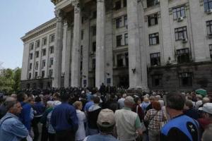 В Одессе на Куликовом поле собралось несколько сотен человек, на Доме профсоюзов висит красный флаг