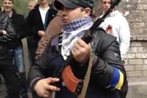 Появилось "военное" видео активиста в Мариуполе