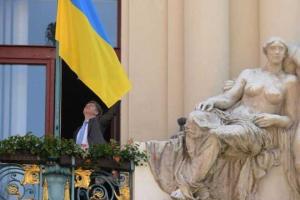 В 60 городах Чехии вывесили украинские флаги