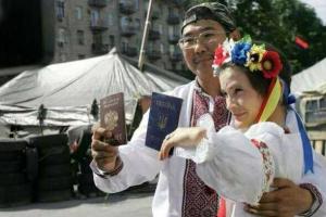 Волонтеры Майдана Лиза Шапошник и Виталий Попов сыграли свадьбу