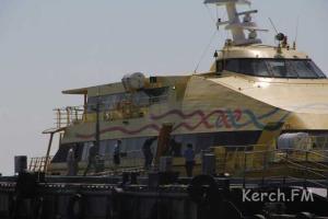 Мужчина на плоту из пластиковых бутылок удирал по морю от российских геев 