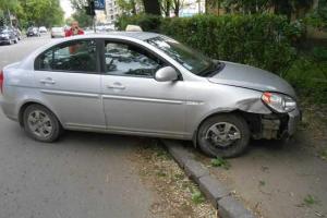Таксист в Ужгородн на Hyundai пытался проломить стену дома