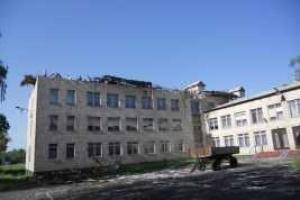 Спасатели ликвидируют последствия урагана, в результате которого была разрушена крыша школы