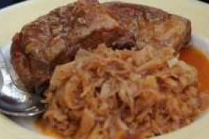 Капуста, тушеная со свининой и грибами