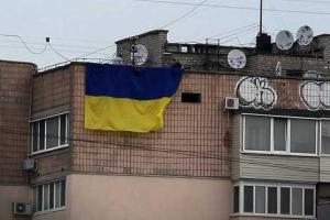 В центре Луганска вывесили сине-желтый флаг Украины