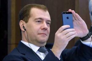 Медведев оставит айфон и своих министров при себе
