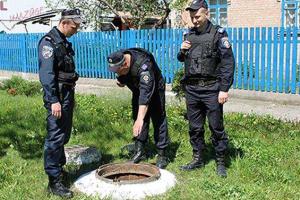 Правоохранители Киевской области спасли жизнь 4-летнего мальчика, который упал в канализационный колодец