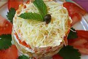 Салат из рыбы с морковкой и луком