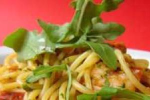 Спагетти с рукколой, креветками и лимоном