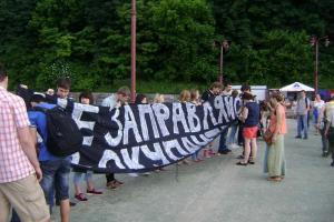 На Почтовой площади столицы появился баннер «Не заправляйся у оккупанта»