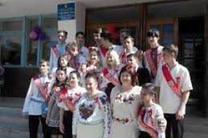 В Севастополе, выпускники гимназии, пришли на последний звонок в вышиванках