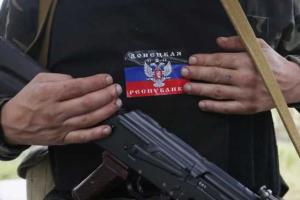 В сети появилось видео, как в Снежное въехали три грузовика с террористами и БТР