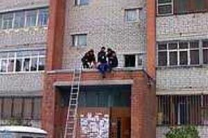 В Киеве пожилая женщина упала с 12 этажа