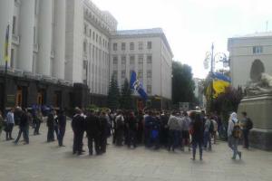 В Киеве под АП около 200 человек митингуют против приостановки АТО