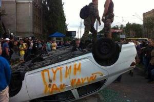 Ситуация в Киеве: активисты забросали посольство России камнями и дымовыми шашками