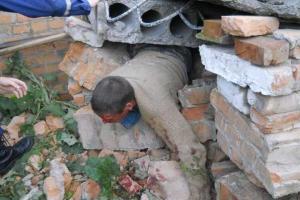 Ровенская область: спасатели высвободили мужчину из-под железобетонной плиты