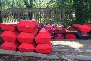 ДНР хоронит своих боевиков в канаве вдоль дороги